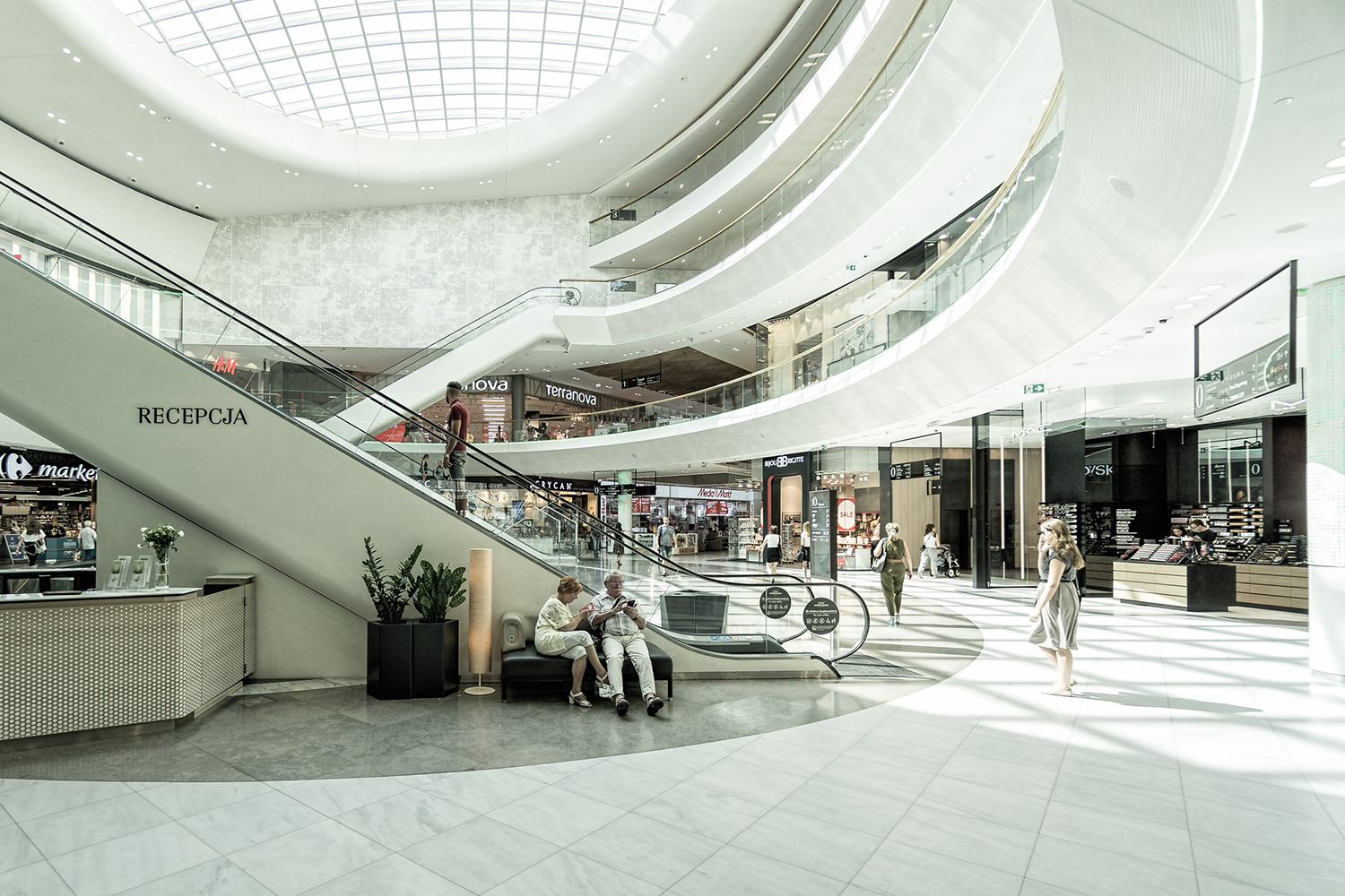 Inne i ett köpcentrum med personer som rör sig