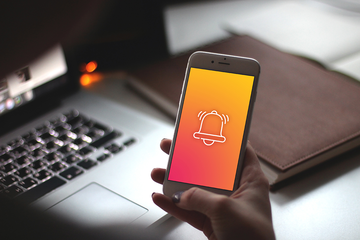 Person sitter med telefon