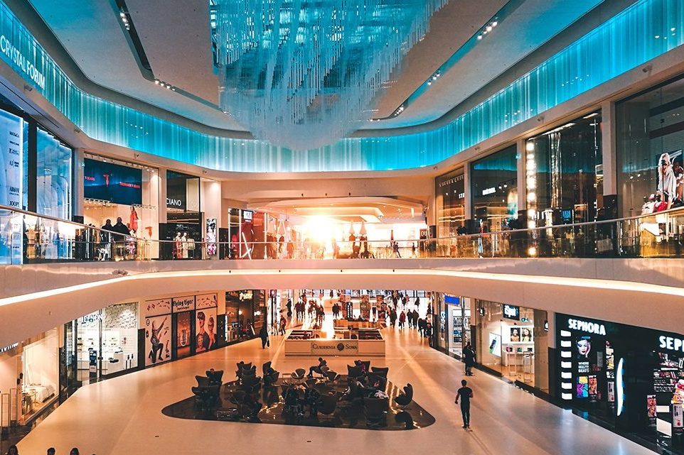 Inne i ett shoppingcenter