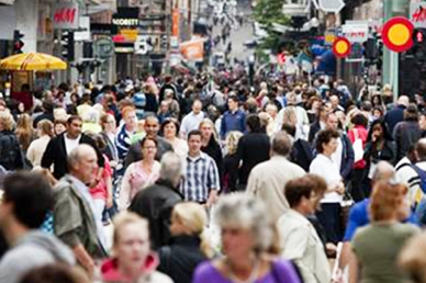 Människor på Drottninggatan i Stockholm