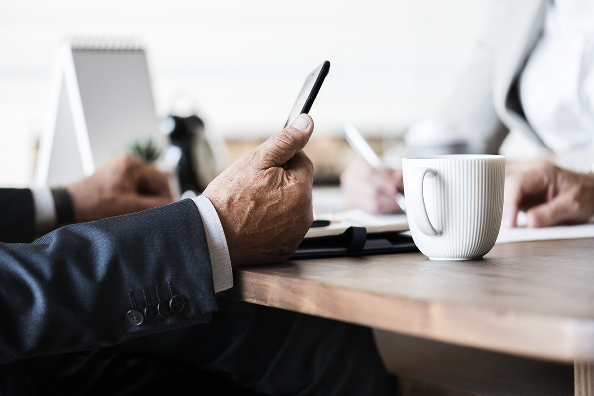 Personer på möte vid ett bord