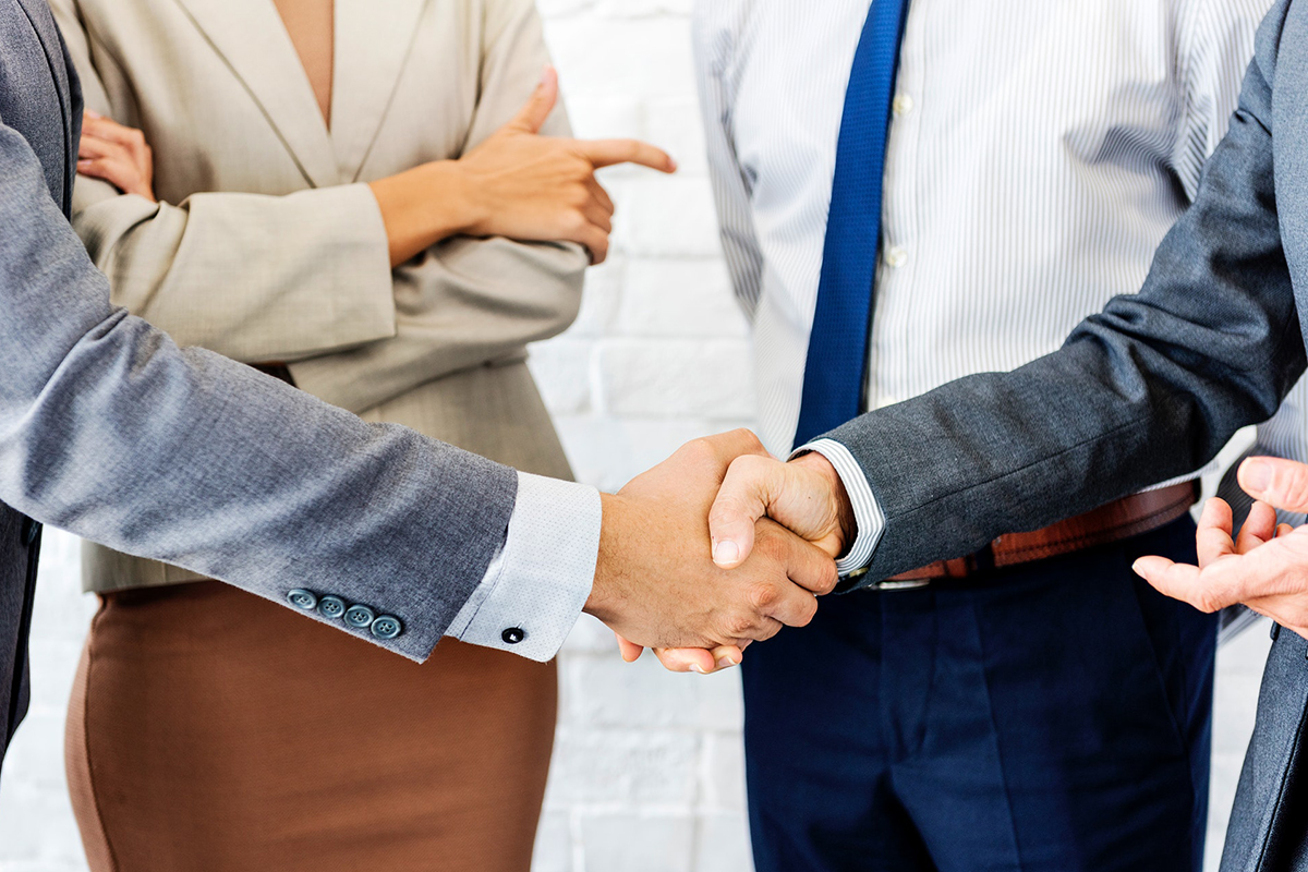 Personer skakar hand