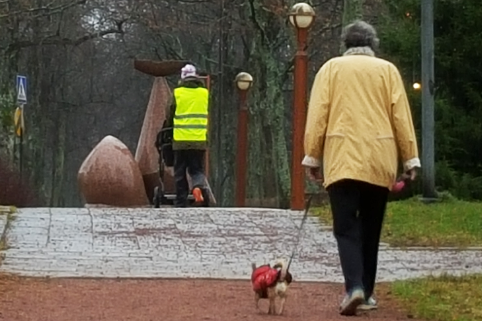 Personer promenerar i Mariehamn