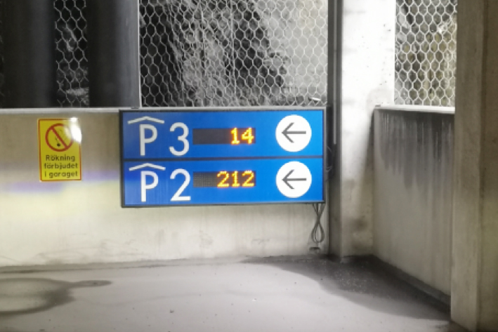 Parkeringskyltar i ett garage visar hur parkeringssystemet fungerar