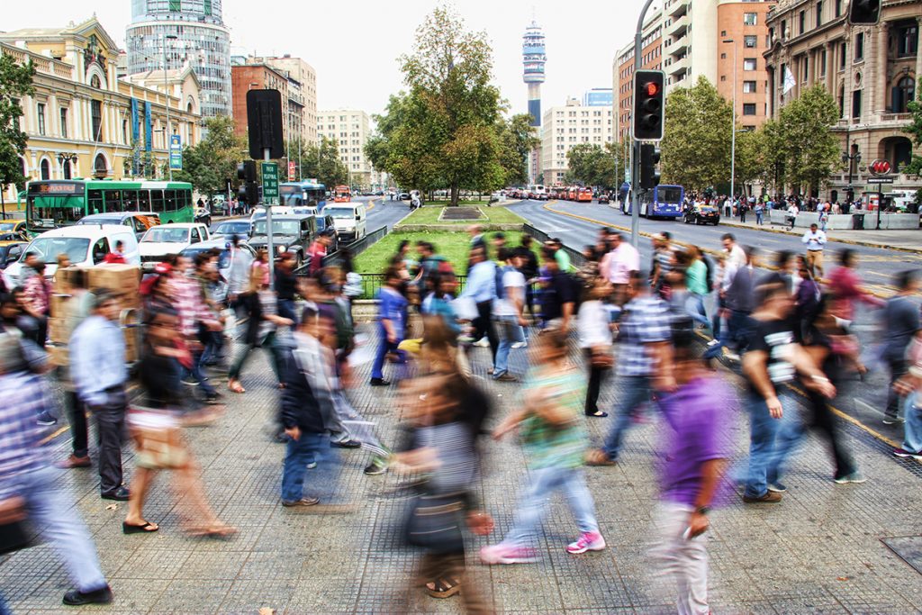 Personer går över en väg